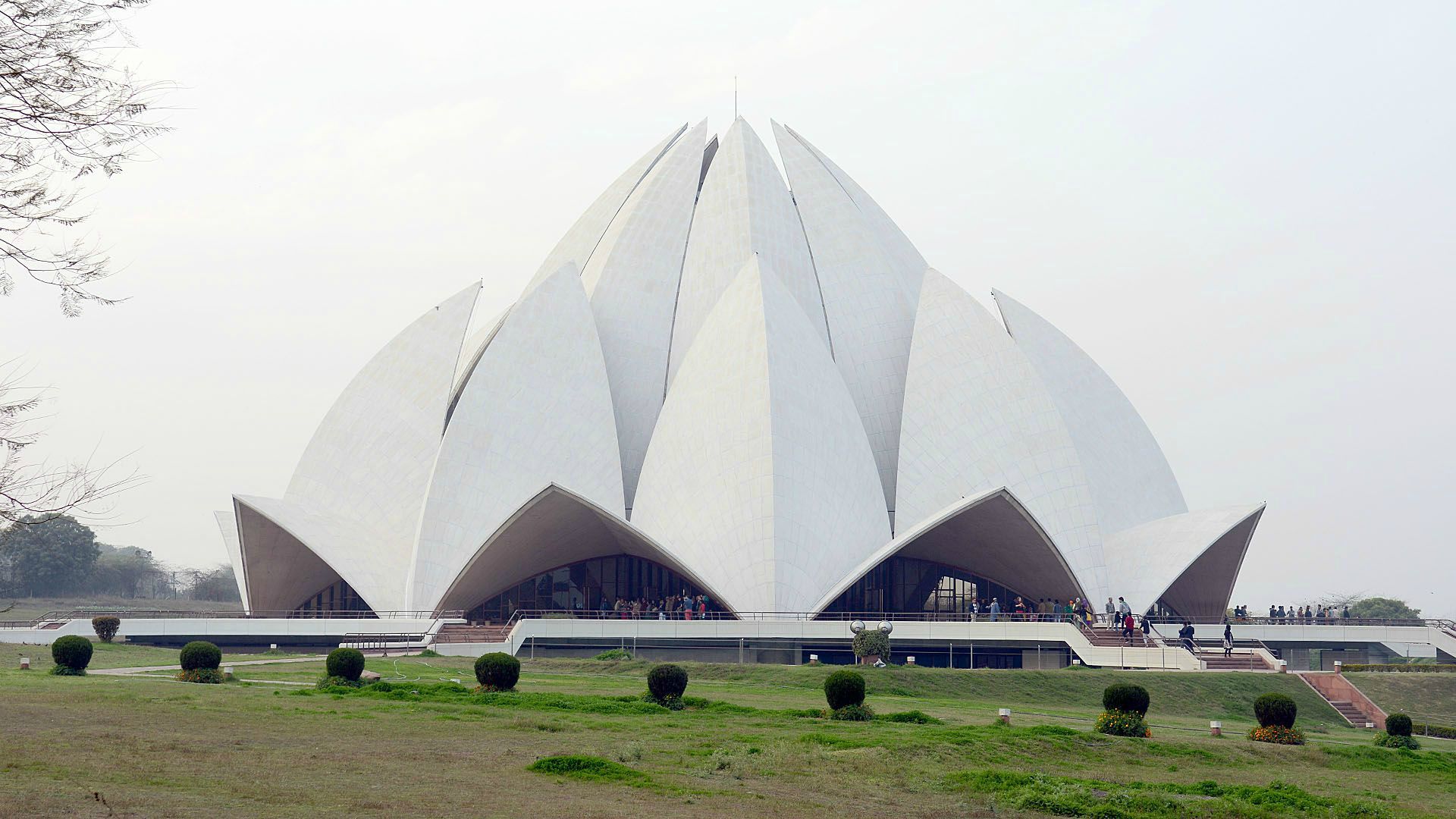 Lotus Temple (Świątynia Lotosu) - największa świątynia bahaistyczna w Indiach. Wys. 34 m